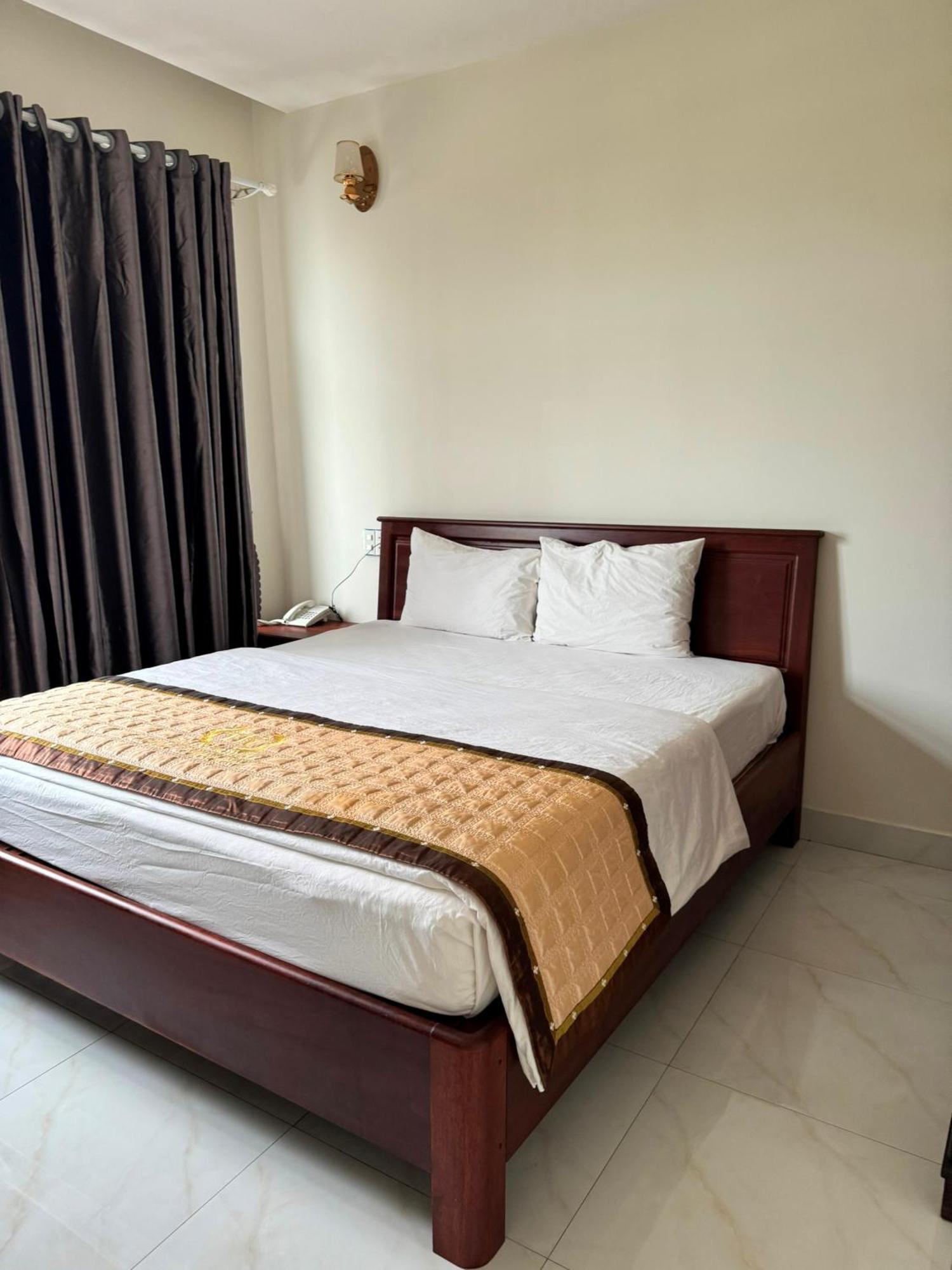 Hoang Khiem Hotel Плейку Экстерьер фото