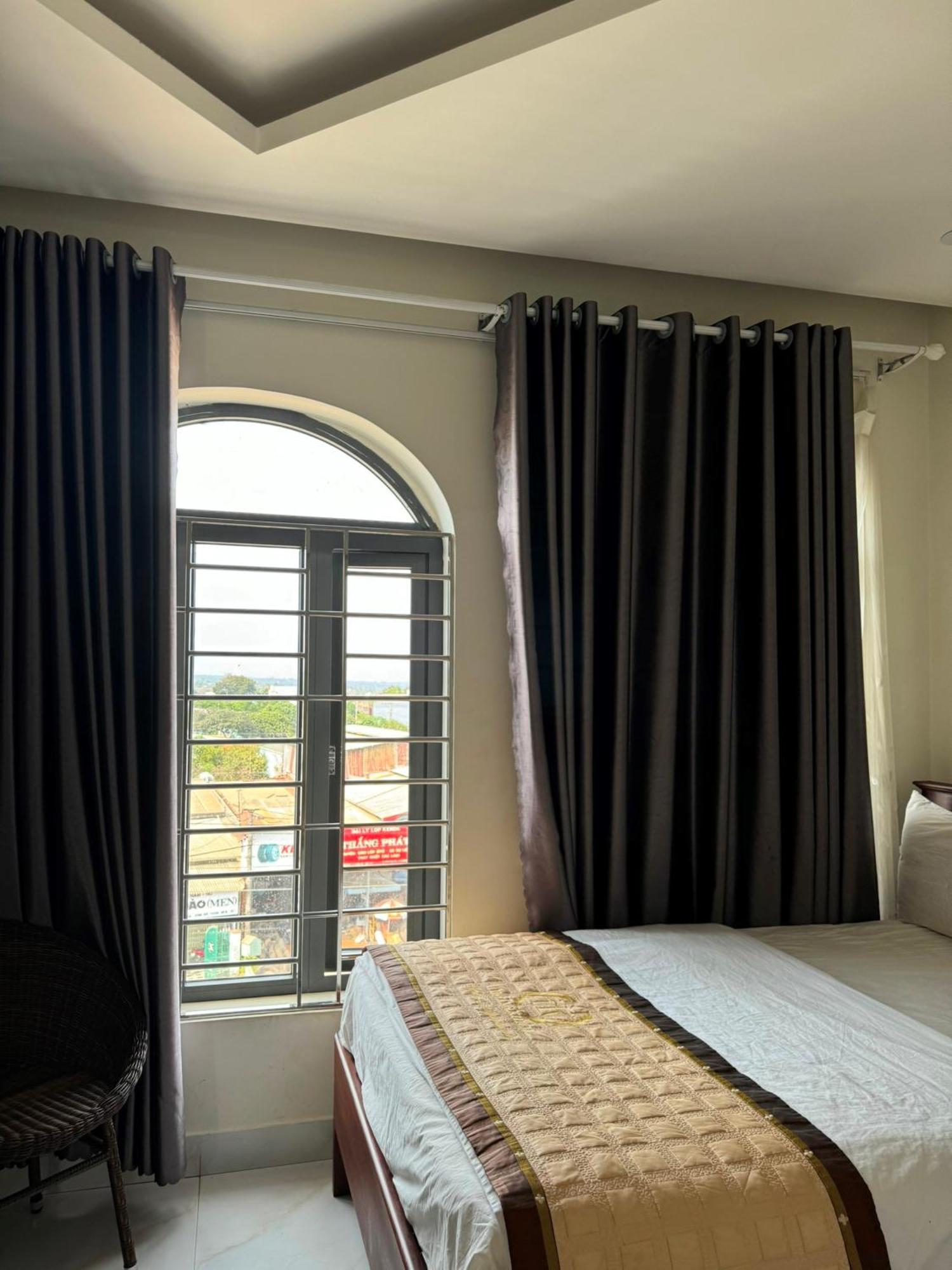 Hoang Khiem Hotel Плейку Экстерьер фото