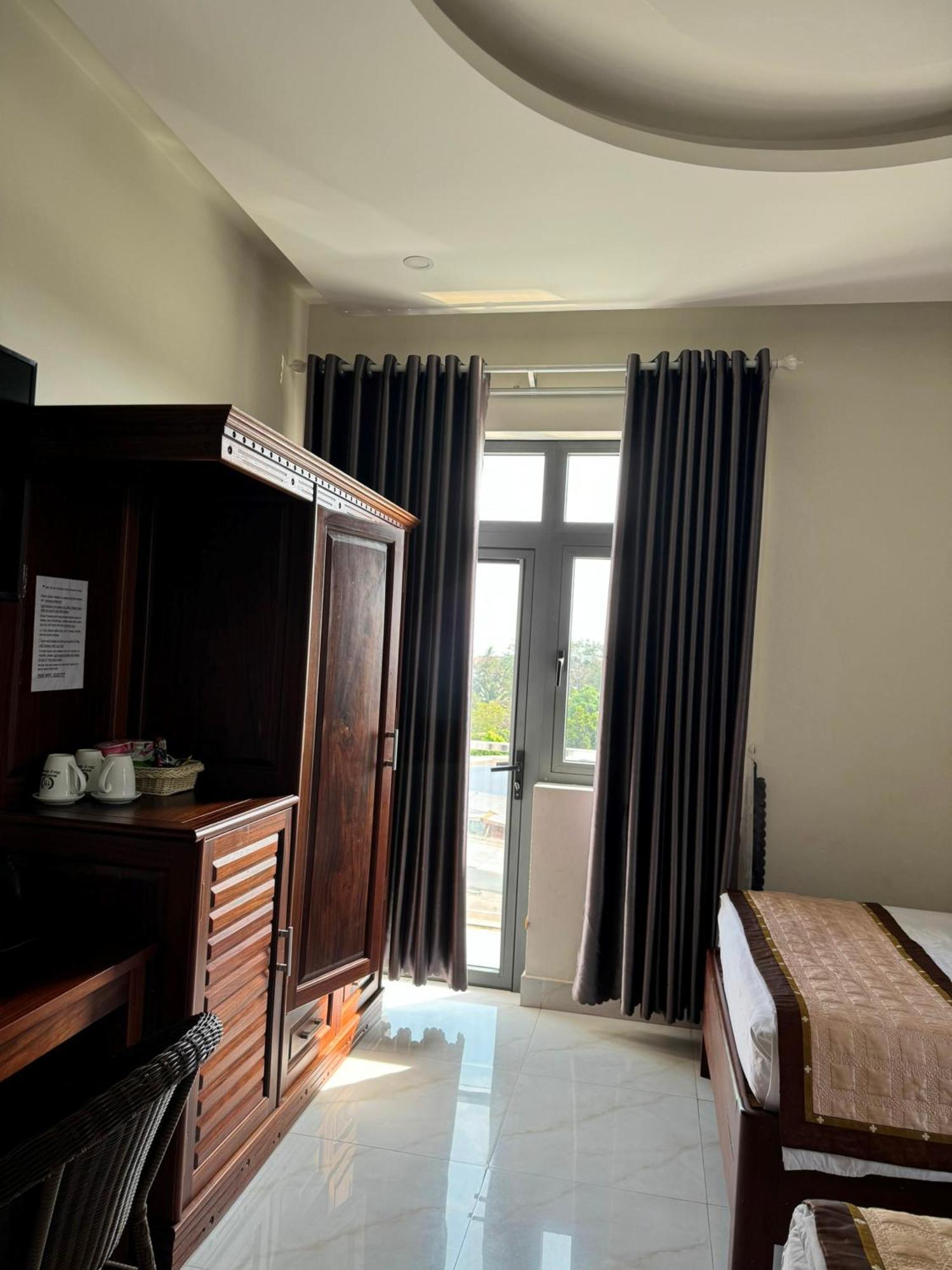 Hoang Khiem Hotel Плейку Экстерьер фото