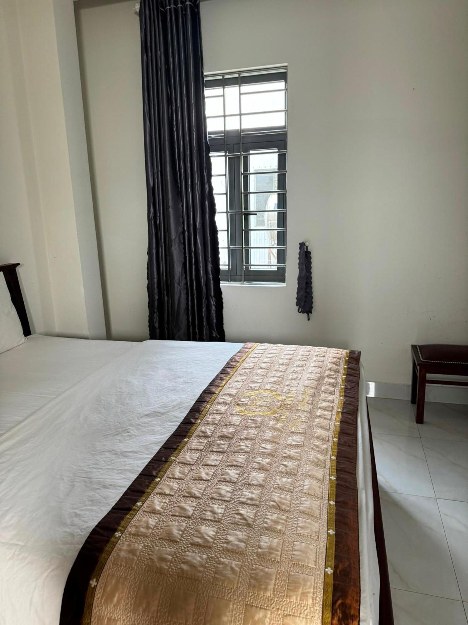 Hoang Khiem Hotel Плейку Экстерьер фото